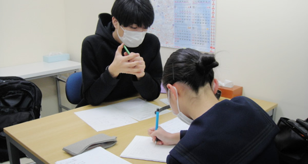 大学生と専任・プロ家庭教師の指導の様子